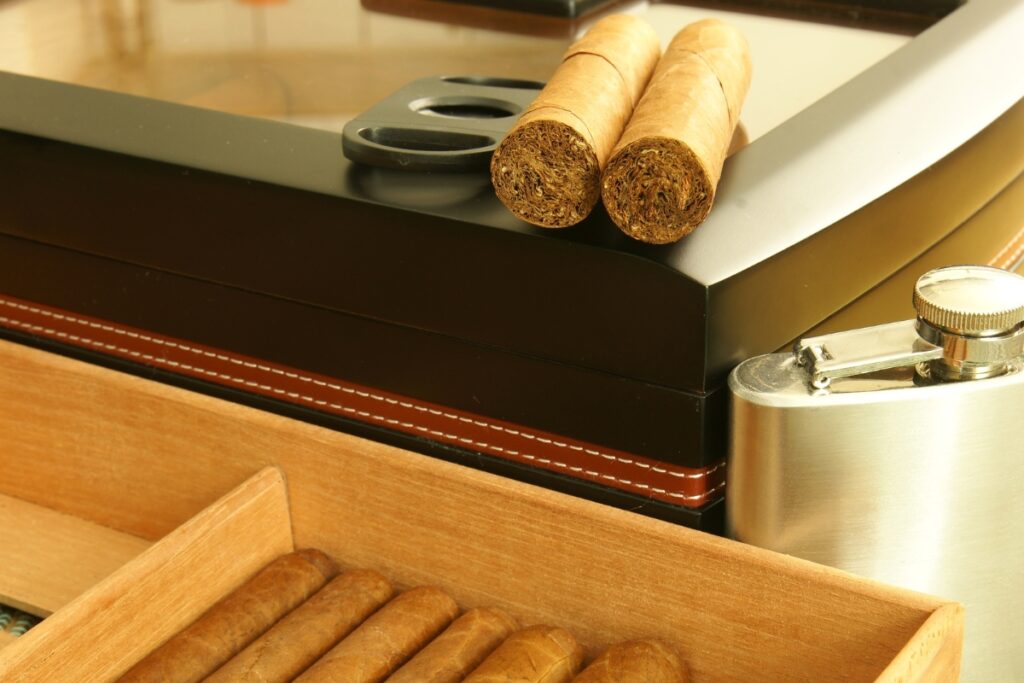 Choosing a humidor for cigars and a flask in a wooden box.